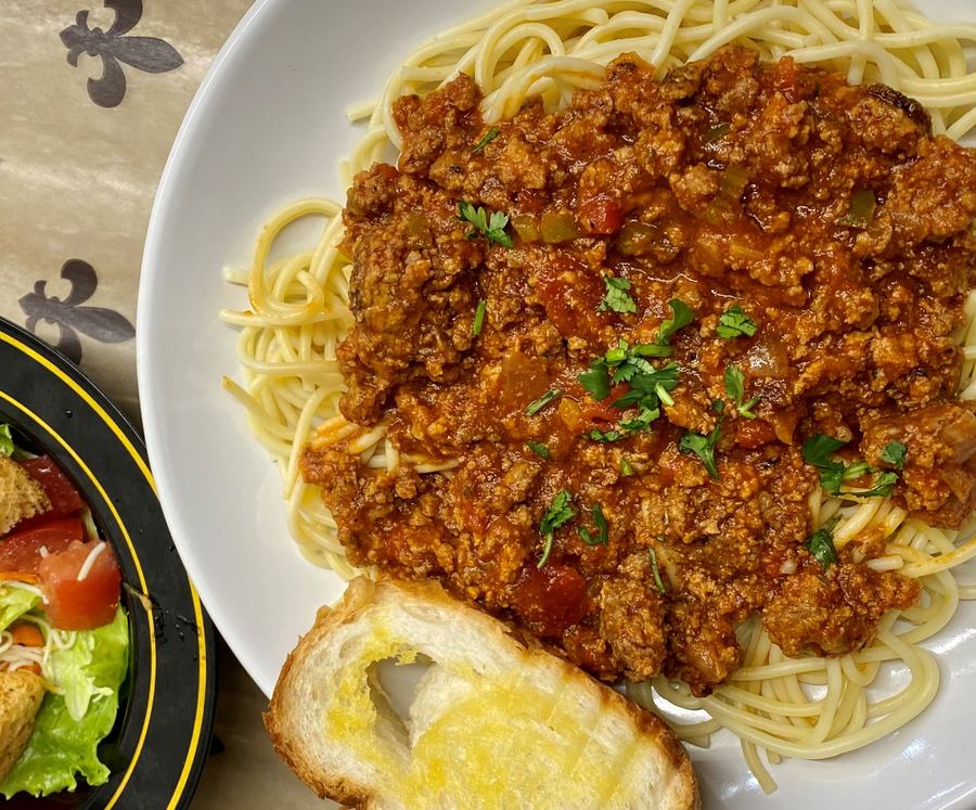 Spaghetti with meat sauce and garlic bread